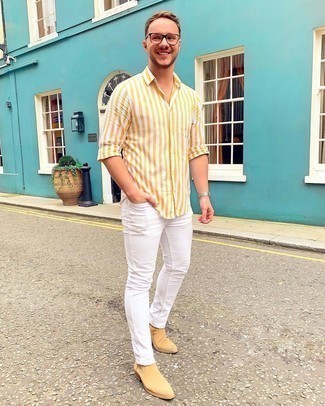 Come indossare e abbinare una camicia gialla per un uomo di 30 anni: Potresti indossare una camicia gialla e jeans aderenti bianchi per una sensazione di semplicità e spensieratezza. Scegli un paio di stivali chelsea in pelle scamosciata beige come calzature per un tocco virile.