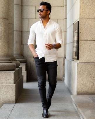 Quale jeans aderenti indossare con stivali chelsea neri in modo smart-casual: Opta per una camicia a maniche lunghe bianca e jeans aderenti per un look spensierato e alla moda. Mostra il tuo gusto per le calzature di alta classe con un paio di stivali chelsea neri.