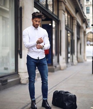 Come indossare e abbinare chukka in pelle nere per un uomo di 30 anni: Prova ad abbinare una camicia a maniche lunghe bianca con jeans blu scuro per un look spensierato e alla moda. Chukka in pelle nere sono una valida scelta per completare il look.