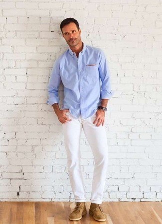 Quale jeans indossare con chukka beige: Per un outfit quotidiano pieno di carattere e personalità, combina una camicia a maniche lunghe azzurra con jeans. Chukka beige sono una validissima scelta per completare il look.