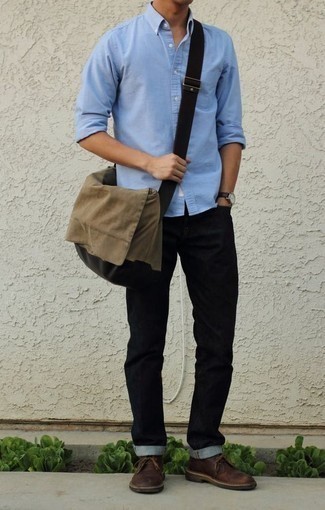 Come indossare e abbinare chukka terracotta per un uomo di 20 anni: Punta su una camicia a maniche lunghe azzurra e jeans neri per affrontare con facilità la tua giornata. Chukka terracotta sono una splendida scelta per completare il look.