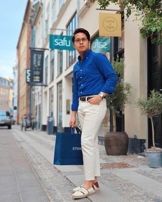 Come indossare e abbinare espadrillas bianche per un uomo di 20 anni: Abbina una camicia a maniche lunghe blu con jeans bianchi per affrontare con facilità la tua giornata. Espadrillas bianche sono una valida scelta per completare il look.