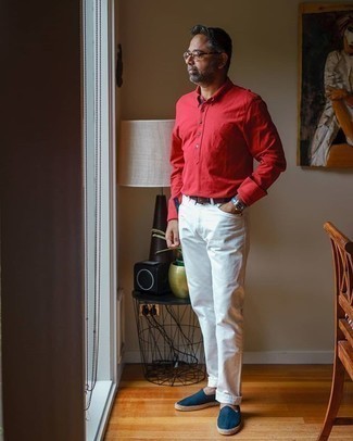 Moda uomo anni 50 in modo casual: Opta per una camicia a maniche lunghe rossa e jeans bianchi per un look trendy e alla mano. Espadrillas di tela blu scuro sono una validissima scelta per completare il look.