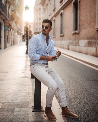 Come indossare e abbinare espadrillas quando fa caldo: Abbina una camicia a maniche lunghe a righe verticali bianca e blu con jeans bianchi per un look semplice, da indossare ogni giorno. Espadrillas sono una splendida scelta per completare il look.