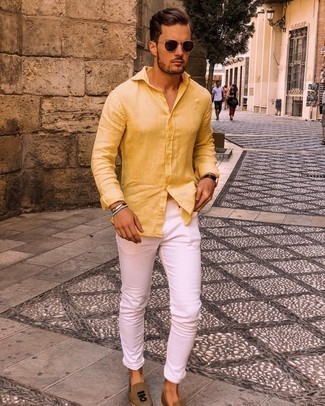 Come indossare e abbinare jeans bianchi: Mostra il tuo stile in una camicia a maniche lunghe di lino gialla con jeans bianchi per un outfit comodo ma studiato con cura. Espadrillas di tela marroni sono una gradevolissima scelta per completare il look.