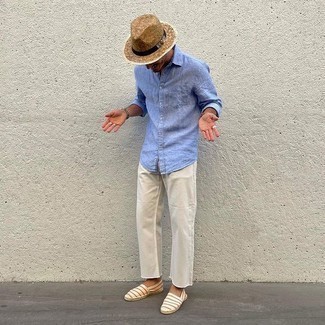 Quale espadrillas indossare con una camicia a maniche lunghe azzurra per un uomo di 30 anni quando fa molto caldo in modo casual: Opta per una camicia a maniche lunghe azzurra e jeans beige per vestirti casual. Perfeziona questo look con un paio di espadrillas.