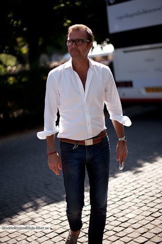 Quale jeans indossare con mocassini eleganti marrone chiaro per un uomo di 40 anni: Opta per una camicia a maniche lunghe bianca e jeans per un pranzo domenicale con gli amici. Indossa un paio di mocassini eleganti marrone chiaro per un tocco virile.