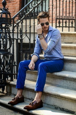 Quale jeans indossare con mocassini con nappine marrone scuro in modo smart-casual: Metti una camicia a maniche lunghe scozzese azzurra e jeans per un look spensierato e alla moda. Per le calzature, scegli lo stile classico con un paio di mocassini con nappine marrone scuro.