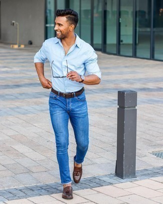 Quale jeans indossare con mocassini con nappine marrone scuro in modo smart-casual: Vestiti con una camicia a maniche lunghe azzurra e jeans per un look trendy e alla mano. Scegli un paio di mocassini con nappine marrone scuro come calzature per mettere in mostra il tuo gusto per le scarpe di alta moda.