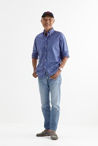 Quale jeans indossare con una camicia a maniche lunghe blu per un uomo di 50 anni quando fa caldo: Prova a combinare una camicia a maniche lunghe blu con jeans per un look raffinato per il tempo libero. Calza un paio di mocassini eleganti in pelle scamosciata grigi per dare un tocco classico al completo.