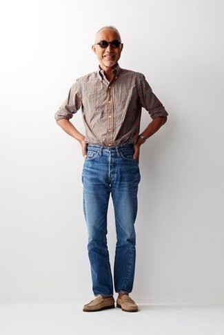 Quale jeans indossare con una camicia a maniche lunghe multicolore per un uomo di 50 anni in modo smart-casual: Metti una camicia a maniche lunghe multicolore e jeans per un look spensierato e alla moda. Scegli un paio di mocassini eleganti in pelle scamosciata marrone chiaro come calzature per un tocco virile.