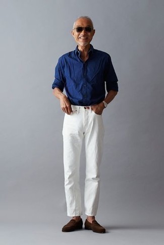 Quale camicia a maniche lunghe indossare con mocassini eleganti marroni per un uomo di 50 anni: Opta per una camicia a maniche lunghe e jeans bianchi per un look spensierato e alla moda. Impreziosisci il tuo outfit con un paio di mocassini eleganti marroni.