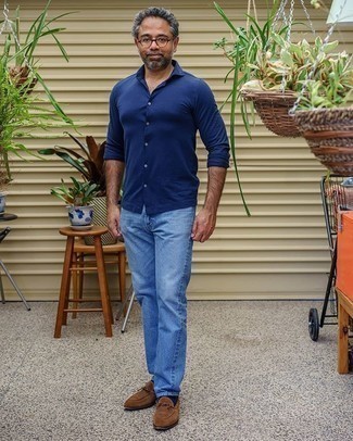 Quale mocassini eleganti indossare con jeans azzurri in modo smart-casual: Per un outfit quotidiano pieno di carattere e personalità, potresti combinare una camicia a maniche lunghe blu scuro con jeans azzurri. Prova con un paio di mocassini eleganti per dare un tocco classico al completo.