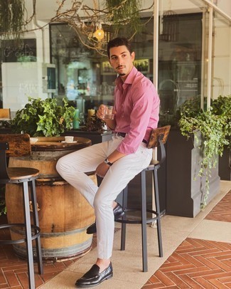 Come indossare e abbinare una camicia a maniche lunghe rosa: Opta per una camicia a maniche lunghe rosa e jeans bianchi per un look spensierato e alla moda. Calza un paio di mocassini eleganti in pelle marrone scuro per un tocco virile.