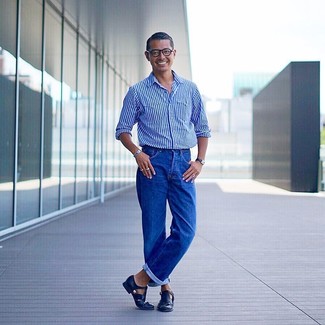 Come indossare e abbinare sandali neri per un uomo di 30 anni: Combina una camicia a maniche lunghe a righe verticali blu con jeans blu per affrontare con facilità la tua giornata. Per distinguerti dagli altri, scegli un paio di sandali neri.