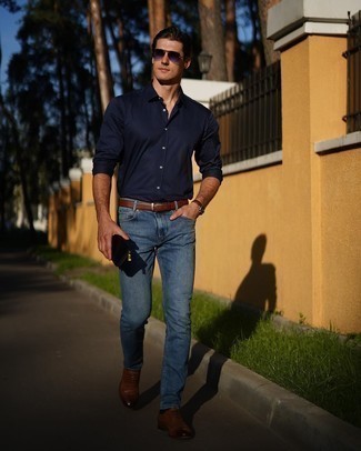 Quale scarpe brogue indossare con jeans blu scuro: La versatilità di una camicia a maniche lunghe blu scuro e jeans blu scuro li rende capi in cui vale la pena investire. Opta per un paio di scarpe brogue per un tocco virile.