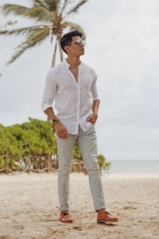 Quale camicia a maniche lunghe indossare con scarpe da barca beige per un uomo di 20 anni: Indossa una camicia a maniche lunghe con jeans grigi per un look semplice, da indossare ogni giorno. Scarpe da barca beige sono una valida scelta per completare il look.