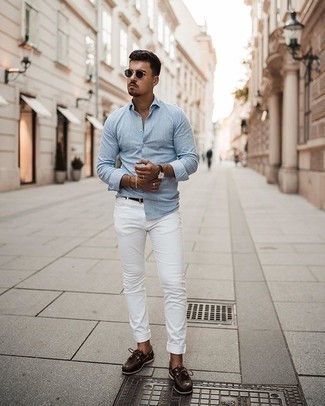 Quale camicia a maniche lunghe indossare con jeans bianchi: Combina una camicia a maniche lunghe con jeans bianchi per un pranzo domenicale con gli amici. Scarpe da barca in pelle marrone scuro sono una buona scelta per completare il look.