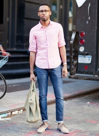 Come indossare e abbinare scarpe derby marrone chiaro: Combina una camicia a maniche lunghe rosa con jeans blu per un look semplice, da indossare ogni giorno. Per le calzature, scegli lo stile classico con un paio di scarpe derby marrone chiaro.