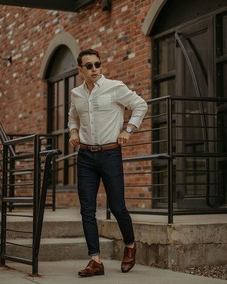 Quale jeans indossare con una camicia a maniche lunghe bianca e nera: Potresti combinare una camicia a maniche lunghe bianca e nera con jeans per un look spensierato e alla moda. Opta per un paio di scarpe derby in pelle marroni per dare un tocco classico al completo.