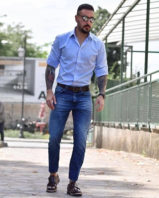 Come indossare e abbinare jeans con scarpe double monk: Indossa una camicia a maniche lunghe azzurra con jeans per un look raffinato per il tempo libero. Scegli un paio di scarpe double monk come calzature per un tocco virile.