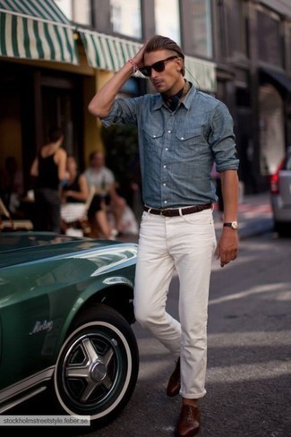 Come indossare e abbinare jeans con scarpe oxford per un uomo di 30 anni: Opta per una camicia a maniche lunghe in chambray blu e jeans per affrontare con facilità la tua giornata. Scegli un paio di scarpe oxford come calzature per dare un tocco classico al completo.