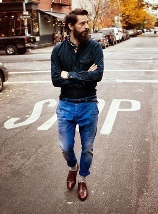 Come indossare e abbinare una camicia a maniche lunghe con scarpe oxford: Potresti combinare una camicia a maniche lunghe con jeans blu per un outfit comodo ma studiato con cura. Prova con un paio di scarpe oxford per un tocco virile.