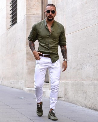 Quale jeans indossare con una camicia a maniche lunghe verde scuro: Potresti combinare una camicia a maniche lunghe verde scuro con jeans per un look semplice, da indossare ogni giorno. Se non vuoi essere troppo formale, prova con un paio di scarpe sportive verde oliva.