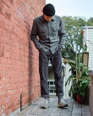 Come indossare e abbinare jeans di velluto a coste grigio scuro: Prova a combinare una camicia a maniche lunghe grigia con jeans di velluto a coste grigio scuro per un look spensierato e alla moda. Per un look più rilassato, calza un paio di scarpe sportive grigie.