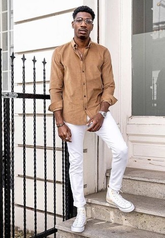 Look alla moda per uomo: Camicia a maniche lunghe marrone chiaro, Jeans bianchi, Sneakers alte di tela bianche, Occhiali da sole trasparenti