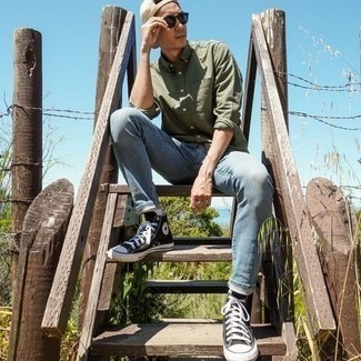 Look alla moda per uomo: Camicia a maniche lunghe verde oliva, Jeans azzurri, Sneakers alte di tela nere e bianche, Berretto da baseball beige
