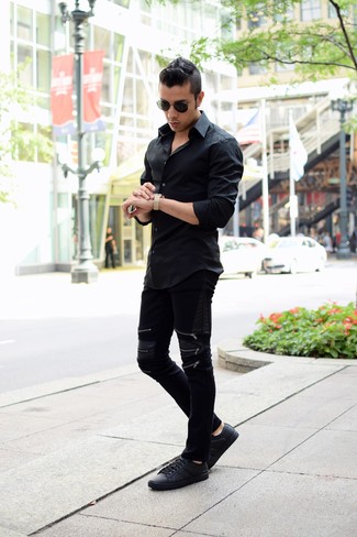 Look alla moda per uomo: Camicia a maniche lunghe nera, Jeans in pelle neri, Sneakers basse in pelle nere, Occhiali da sole neri