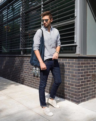 Quale jeans indossare con sneakers basse marrone chiaro per un uomo di 30 anni: Scegli una camicia a maniche lunghe di lino a righe verticali bianca e blu scuro e jeans per un look semplice, da indossare ogni giorno. Sneakers basse marrone chiaro sono una gradevolissima scelta per completare il look.