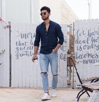 Quale jeans indossare con sneakers basse bianche per un uomo di 20 anni quando fa molto caldo: Metti una camicia a maniche lunghe di lino blu scuro e jeans per una sensazione di semplicità e spensieratezza. Sneakers basse bianche sono una splendida scelta per completare il look.