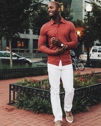 Come indossare e abbinare sneakers marroni: Scegli un outfit composto da una camicia a maniche lunghe rossa e jeans bianchi per vestirti casual. Calza un paio di sneakers marroni per un tocco più rilassato.