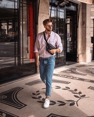 Come indossare e abbinare una camicia a maniche lunghe rosa per un uomo di 30 anni: Questa combinazione di una camicia a maniche lunghe rosa e jeans blu è perfetta per il tempo libero. Sneakers basse di tela bianche sono una interessante scelta per completare il look.