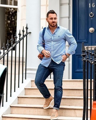 Quale jeans indossare con una camicia a maniche lunghe bianca e blu per un uomo di 30 anni: Abbina una camicia a maniche lunghe bianca e blu con jeans per un look semplice, da indossare ogni giorno. Sneakers basse di tela marrone chiaro sono una splendida scelta per completare il look.