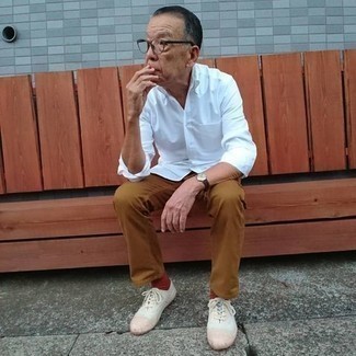 Come indossare e abbinare sneakers basse per un uomo di 60 anni: Prova a combinare una camicia a maniche lunghe bianca con jeans terracotta per affrontare con facilità la tua giornata. Sneakers basse sono una valida scelta per completare il look.