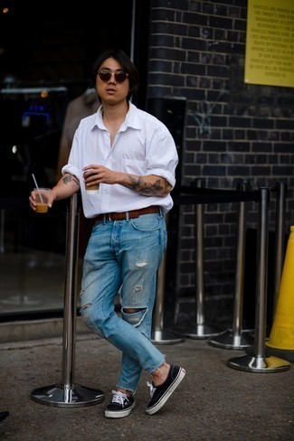 Come indossare e abbinare jeans blu per un uomo di 20 anni in modo rilassato: Scegli un outfit rilassato in una camicia a maniche lunghe bianca e jeans blu. Sneakers basse di tela blu scuro e bianche sono una valida scelta per completare il look.