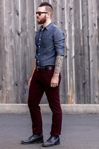 Come indossare e abbinare jeans rossi con stivali casual in pelle neri in modo smart-casual: Potresti combinare una camicia a maniche lunghe blu con jeans rossi per un look trendy e alla mano. Ti senti creativo? Completa il tuo outfit con un paio di stivali casual in pelle neri.