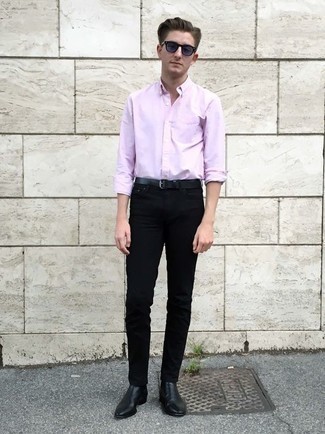 Come indossare e abbinare una cintura nera per un uomo di 30 anni in primavera 2025: Indossa una camicia a maniche lunghe rosa e una cintura nera per un look perfetto per il weekend. Opta per un paio di stivali chelsea in pelle neri per un tocco virile. Una fantastica idea per un outfit primaverile!