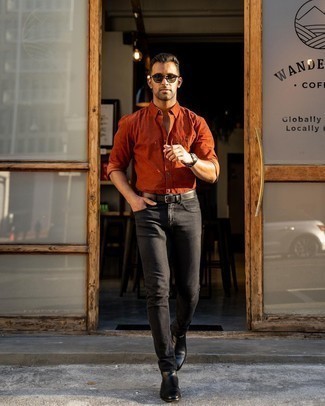 Quale jeans indossare con una camicia a maniche lunghe arancione: Indossa una camicia a maniche lunghe arancione con jeans per un look spensierato e alla moda. Calza un paio di stivali chelsea in pelle neri per un tocco virile.