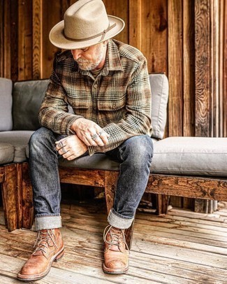 Moda uomo anni 50: Mostra il tuo stile in una camicia a maniche lunghe di flanella scozzese marrone con jeans grigio scuro per un look spensierato e alla moda. Sfodera il gusto per le calzature di lusso e scegli un paio di stivali casual in pelle marroni.