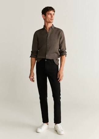 Look alla moda per uomo: Camicia a maniche lunghe marrone, Jeans neri, Sneakers basse di tela bianche