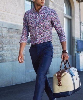 Come indossare e abbinare un borsone di tela beige: Abbina una camicia a maniche lunghe a fiori multicolore con un borsone di tela beige per un look perfetto per il weekend.