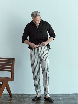 Moda uomo anni 50: Mostra il tuo stile in una camicia a maniche lunghe nera con chino a righe verticali bianchi e neri per vestirti casual. Calza un paio di mocassini eleganti in pelle neri per un tocco virile.