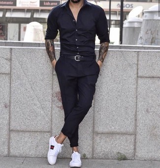 Quale sneakers basse indossare con una camicia a maniche lunghe nera per un uomo di 30 anni: Metti una camicia a maniche lunghe nera e chino neri per un look semplice, da indossare ogni giorno. Sneakers basse creeranno un piacevole contrasto con il resto del look.