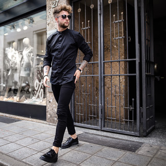 Quale scarpe derby indossare con jeans aderenti neri: Metti una camicia a maniche lunghe nera e jeans aderenti neri per un look raffinato per il tempo libero. Sfodera il gusto per le calzature di lusso e calza un paio di scarpe derby.