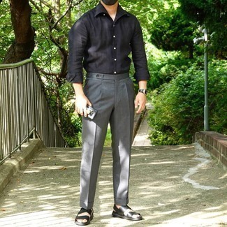 Quale camicia a maniche lunghe indossare con sandali neri in modo casual: Abbina una camicia a maniche lunghe con pantaloni eleganti grigi come un vero gentiluomo. Se non vuoi essere troppo formale, opta per un paio di sandali neri.