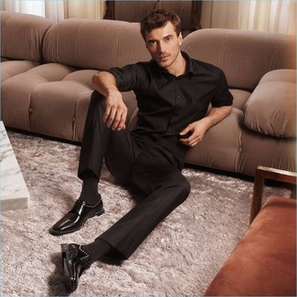 Come indossare e abbinare pantaloni eleganti neri: Scegli una camicia a maniche lunghe nera e pantaloni eleganti neri come un vero gentiluomo. Scarpe derby in pelle nere sono una gradevolissima scelta per completare il look.